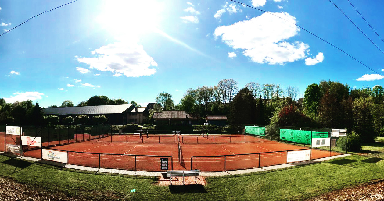 Tennisplätze bei bewölktem Himmel