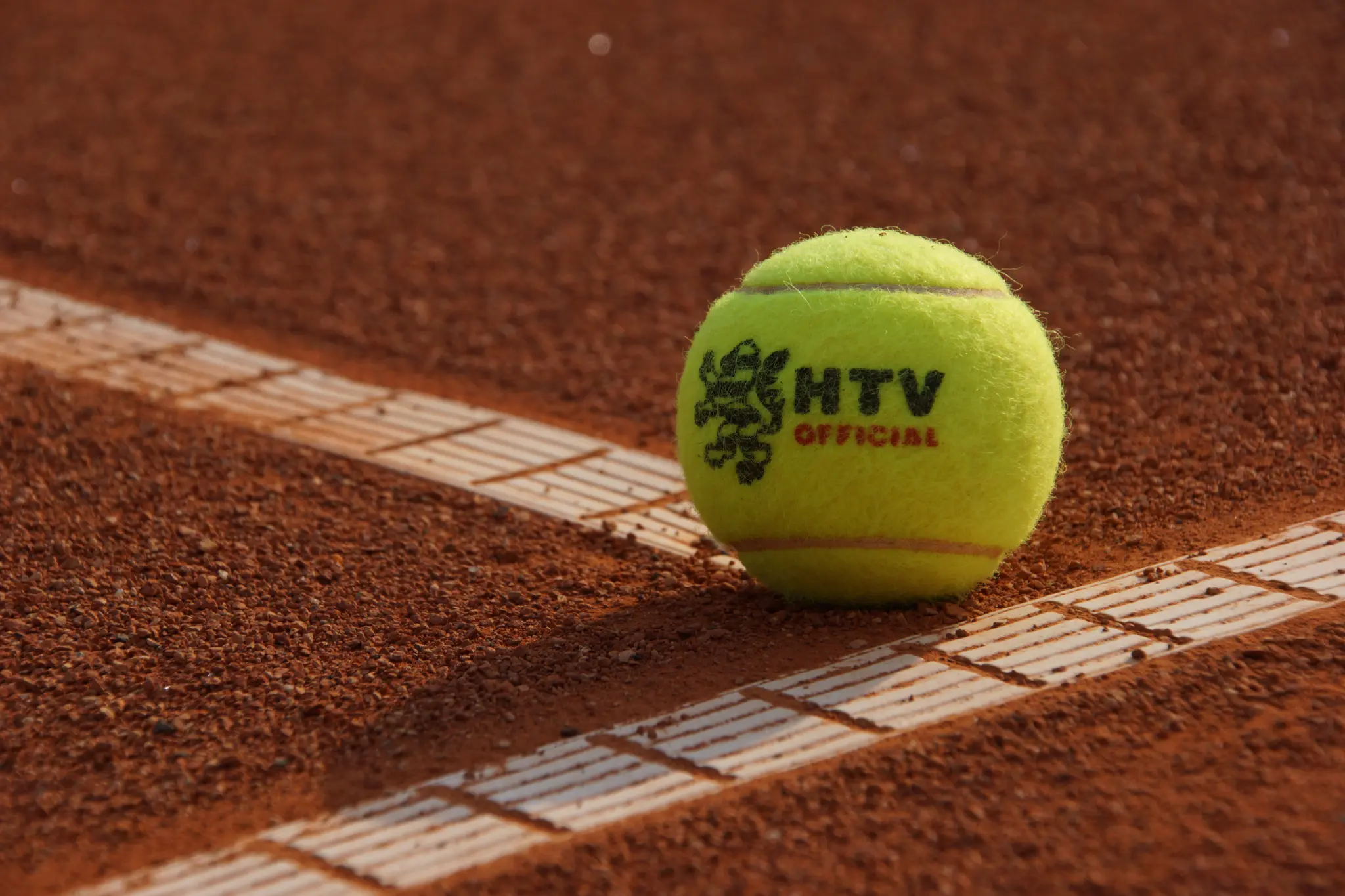 Tennisball auf Sand
